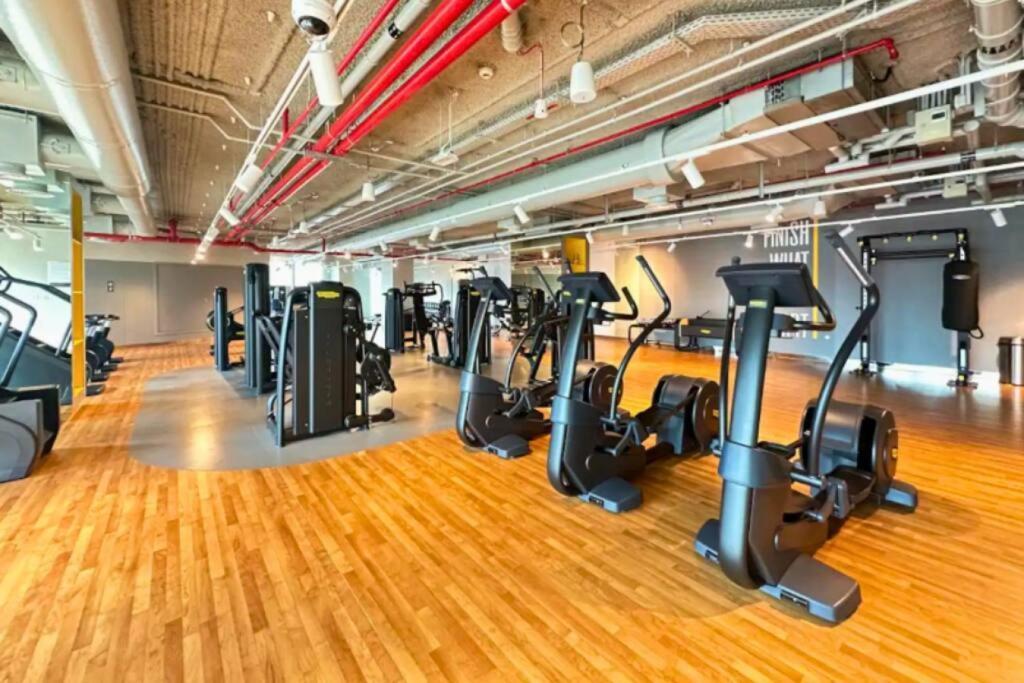 Downtown - Burj Khalifa Facing - 2 Bed Luxe Apartment *