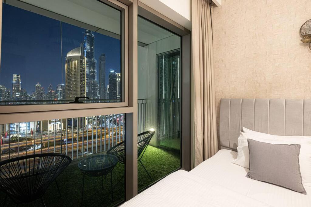 Downtown - Burj Khalifa Facing - 2 Bed Luxe Dubai